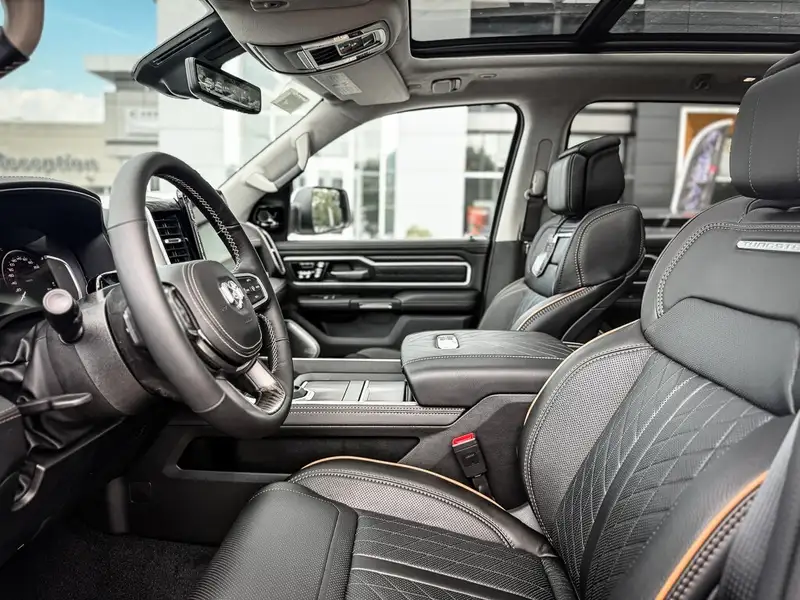 2026 RAM 1500 Tungsten | MULTI-FUNCTION TAILGATE | BED UTILITY G, bílá, 10 km, dovoz Kanada — foto 4 z 9