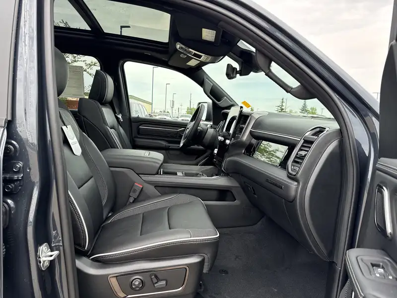 2026 RAM 1500 Limited | Night Edition | Multi-Function Tailgate, modrá, 31 km, dovoz Kanada — foto 10 z 12