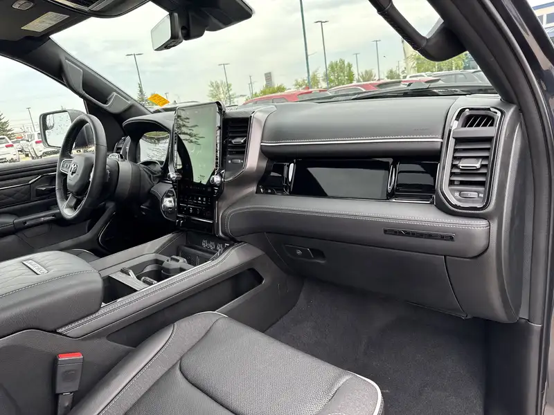 2026 RAM 1500 Limited | Night Edition | Multi-Function Tailgate, modrá, 31 km, dovoz Kanada — foto 11 z 12
