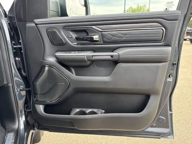 2026 RAM 1500 Limited | Night Edition | Multi-Function Tailgate, modrá, 31 km, dovoz Kanada — foto 9 z 12