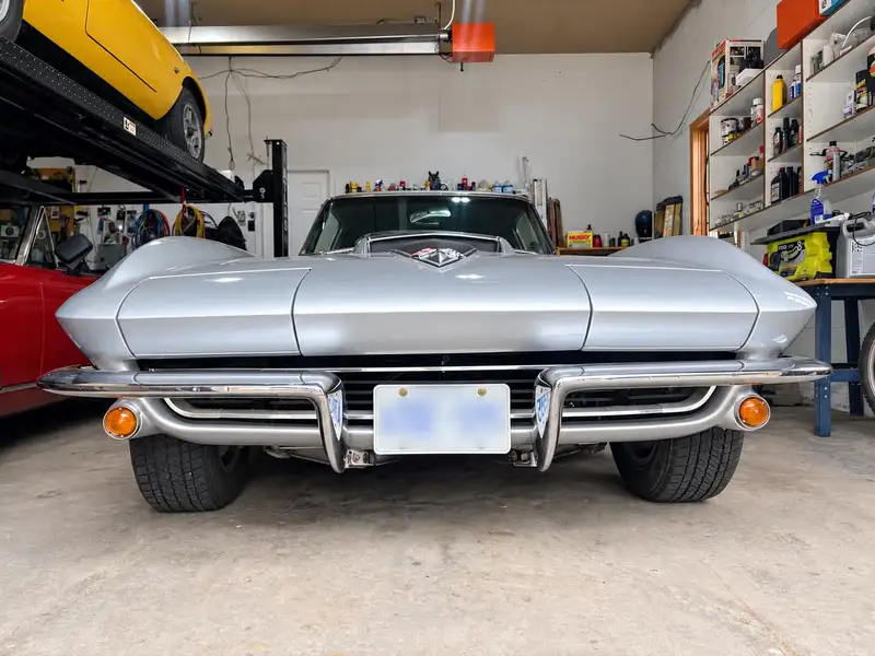 1965 Chevrolet Corvette C2, stříbrná, 42 857 km, dovoz Kanada — foto 2 z 12