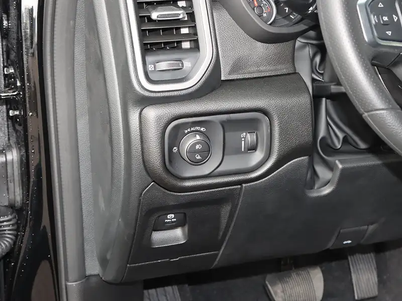 2027 RAM 1500 Warlock, černá, 36 km, dovoz Kanada — foto 8 z 12