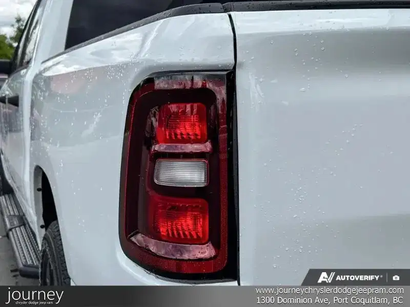 2026 RAM 1500 Express, bílá, 46 km, dovoz Kanada — foto 10 z 12