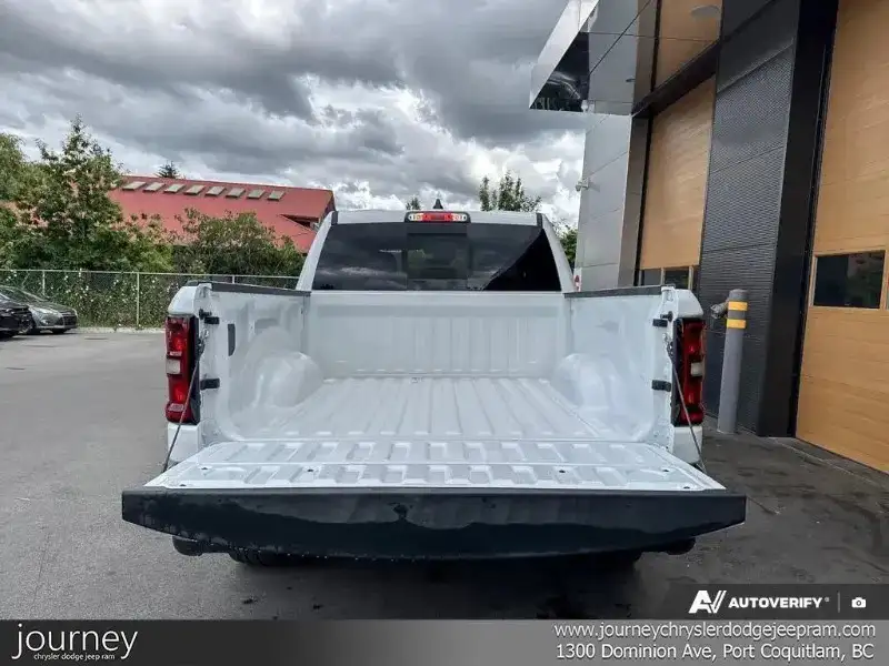 2026 RAM 1500 Express, bílá, 46 km, dovoz Kanada — foto 11 z 12