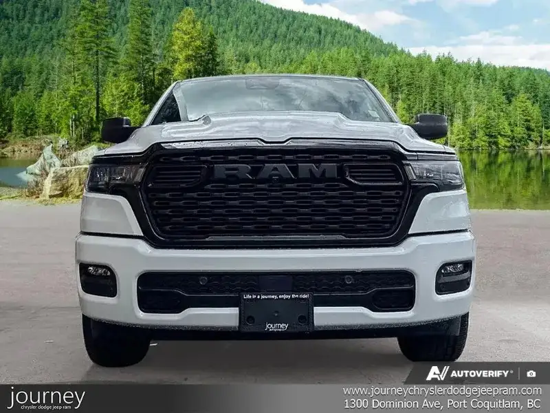 2026 RAM 1500 Express, bílá, 46 km, dovoz Kanada — foto 2 z 12