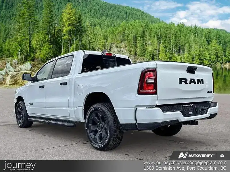 2026 RAM 1500 Express, bílá, 46 km, dovoz Kanada — foto 4 z 12