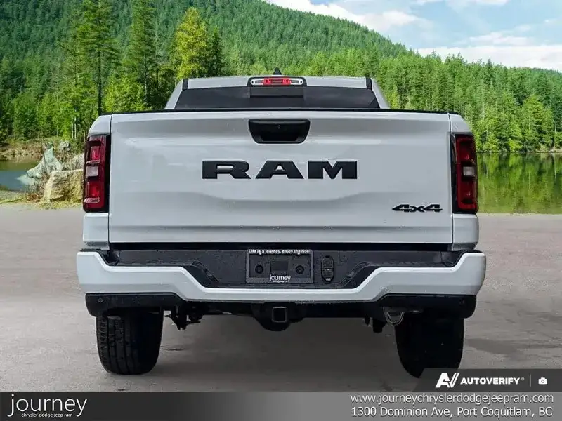 2026 RAM 1500 Express, bílá, 46 km, dovoz Kanada — foto 5 z 12