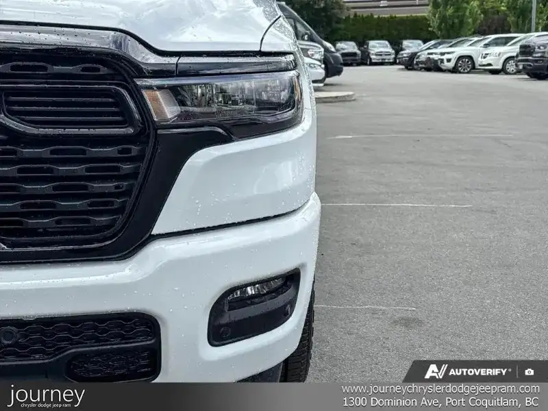 2026 RAM 1500 Express, bílá, 46 km, dovoz Kanada — foto 7 z 12
