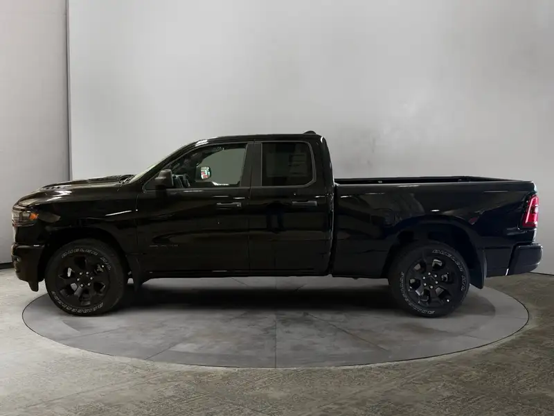 2026 RAM 1500 Express, černá, dovoz Kanada — foto 2 z 12