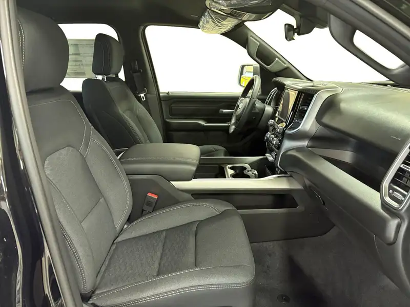 2026 RAM 1500 Express, černá, dovoz Kanada — foto 9 z 12