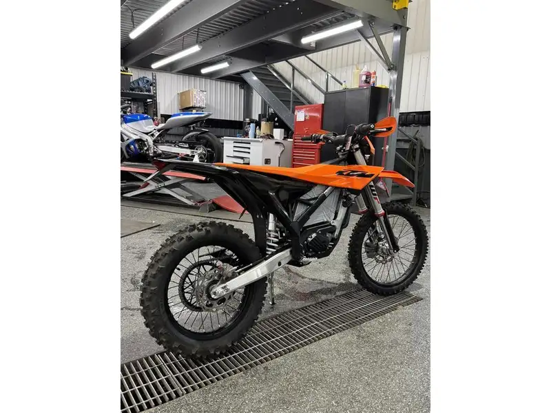 2027 KTM Unspecified, oranžová, dovoz Kanada — foto 2 z 11