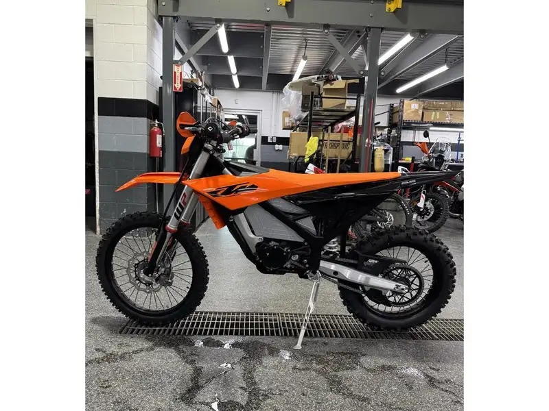 2027 KTM Unspecified, oranžová, dovoz Kanada — foto 5 z 11