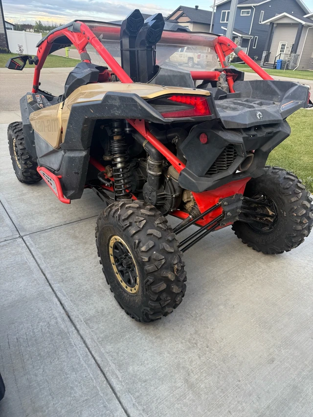 2017 Can-Am, červená, dovoz Kanada — foto 2 z 3