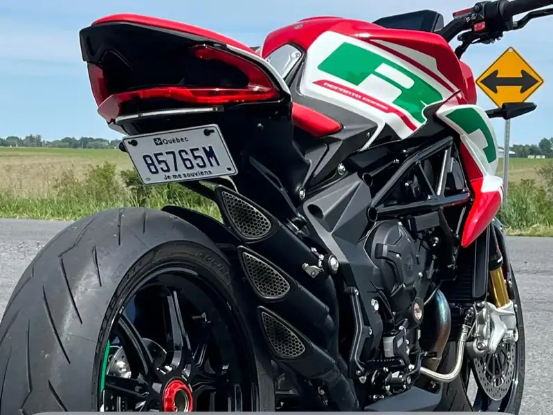 2022 Mv Agusta Unspecified, červená, 2 500 km, dovoz Kanada — foto 2 z 9