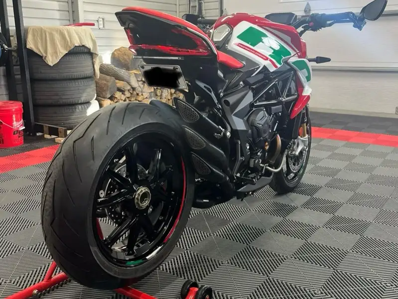 2022 Mv Agusta Unspecified, červená, 2 500 km, dovoz Kanada — foto 4 z 9