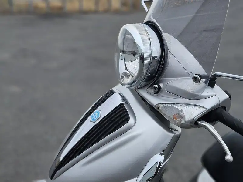 2011 Piaggio Unspecified, dovoz Kanada — foto 10 z 11