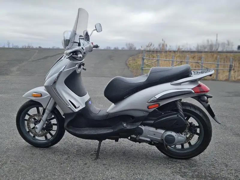 2011 Piaggio Unspecified, dovoz Kanada — foto 2 z 11