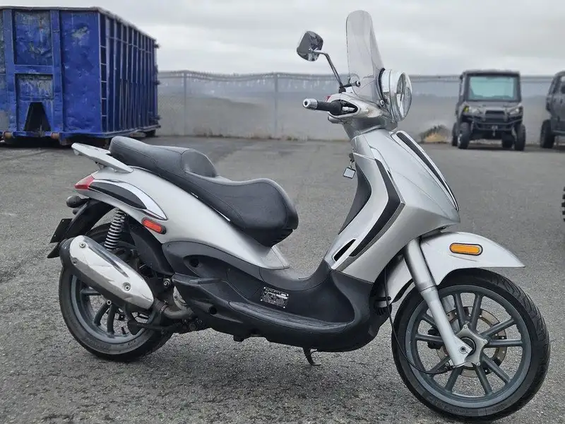 2011 Piaggio Unspecified, dovoz Kanada — foto 3 z 11