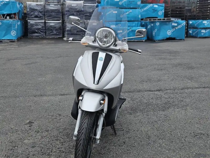 2011 Piaggio Unspecified, dovoz Kanada — foto 4 z 11