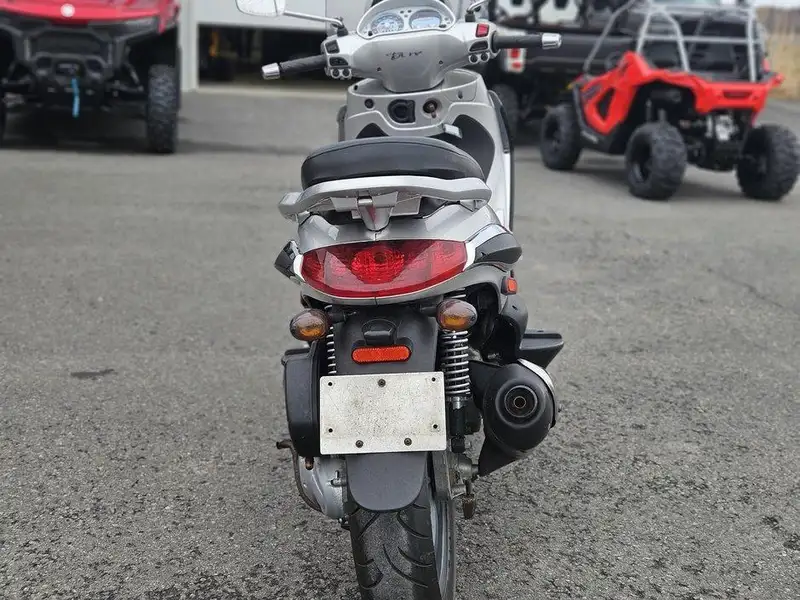 2011 Piaggio Unspecified, dovoz Kanada — foto 5 z 11