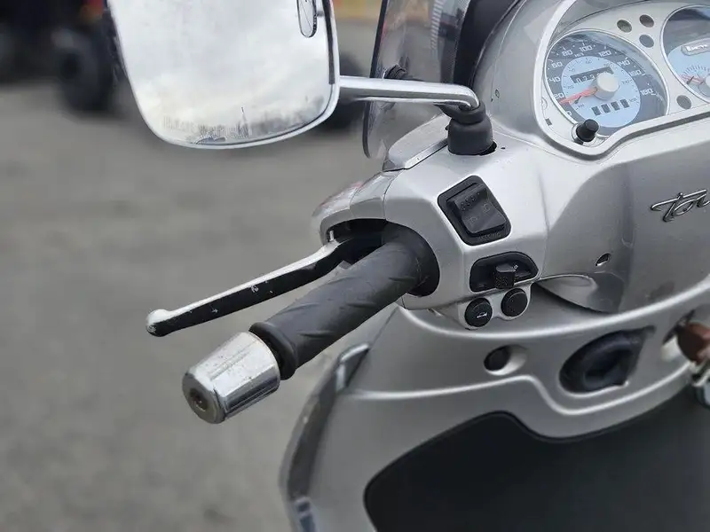 2011 Piaggio Unspecified, dovoz Kanada — foto 7 z 11