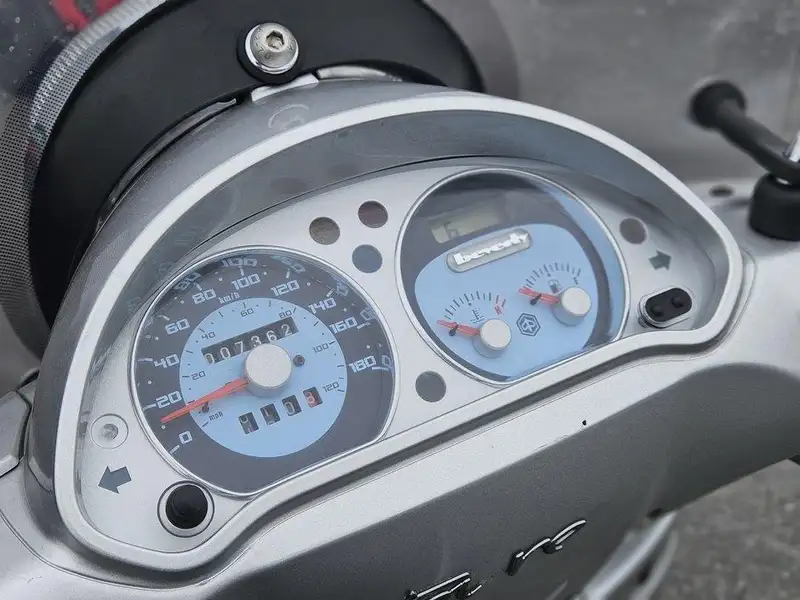 2011 Piaggio Unspecified, dovoz Kanada — foto 8 z 11