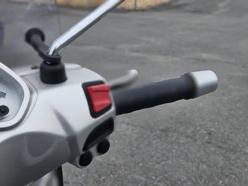 2011 Piaggio Unspecified, dovoz Kanada — foto 9 z 11