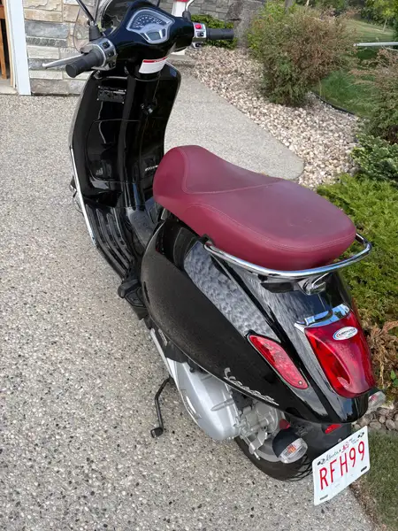 2017 Piaggio Unspecified, černá, 355 km, dovoz Kanada — foto 2 z 3