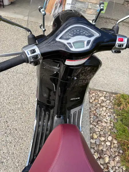 2017 Piaggio Unspecified, černá, 355 km, dovoz Kanada — foto 3 z 3