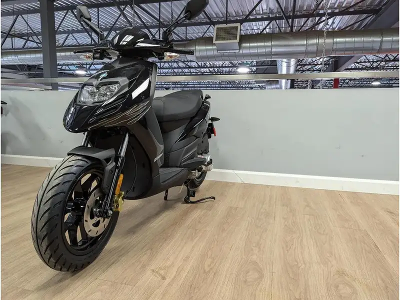 2026 Piaggio Typhoon *3.99%/36 MOIS??, černá, dovoz Kanada — foto 4 z 12