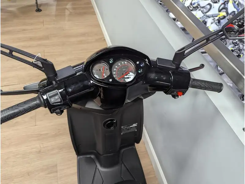 2026 Piaggio Typhoon *3.99%/36 MOIS??, černá, dovoz Kanada — foto 8 z 12