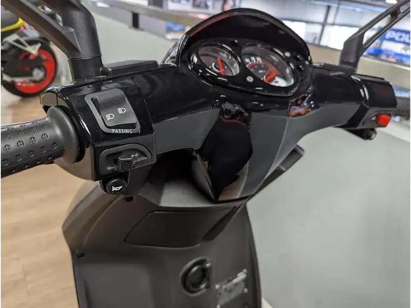 2026 Piaggio Typhoon *3.99%/36 MOIS??, černá, dovoz Kanada — foto 9 z 12
