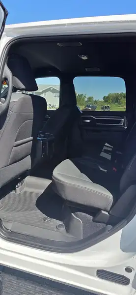 2026 RAM 2500, bílá, dovoz Kanada — foto 9 z 12