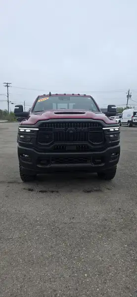2026 RAM 2500, červená, dovoz Kanada — foto 2 z 12