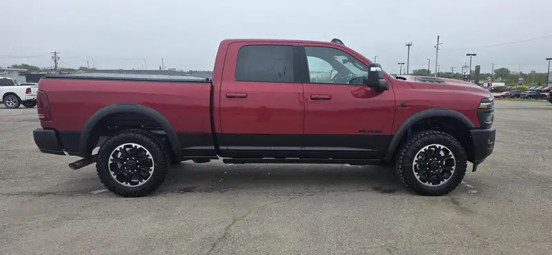 2026 RAM 2500, červená, dovoz Kanada — foto 4 z 12