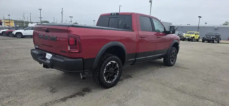 2026 RAM 2500, červená, dovoz Kanada — foto 5 z 12