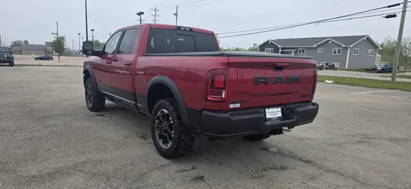 2026 RAM 2500, červená, dovoz Kanada — foto 8 z 12