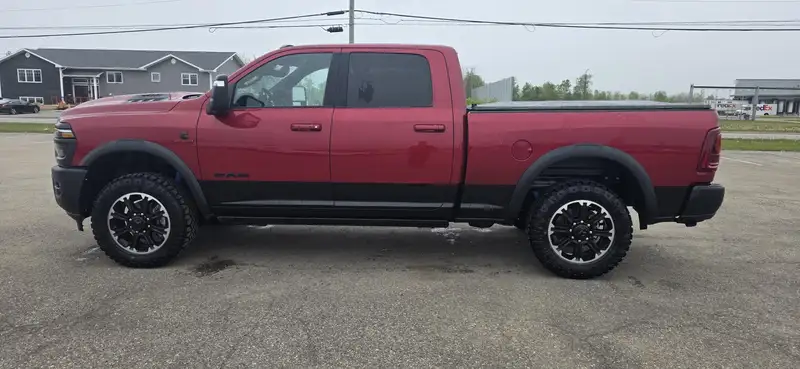 2026 RAM 2500, červená, dovoz Kanada — foto 9 z 12