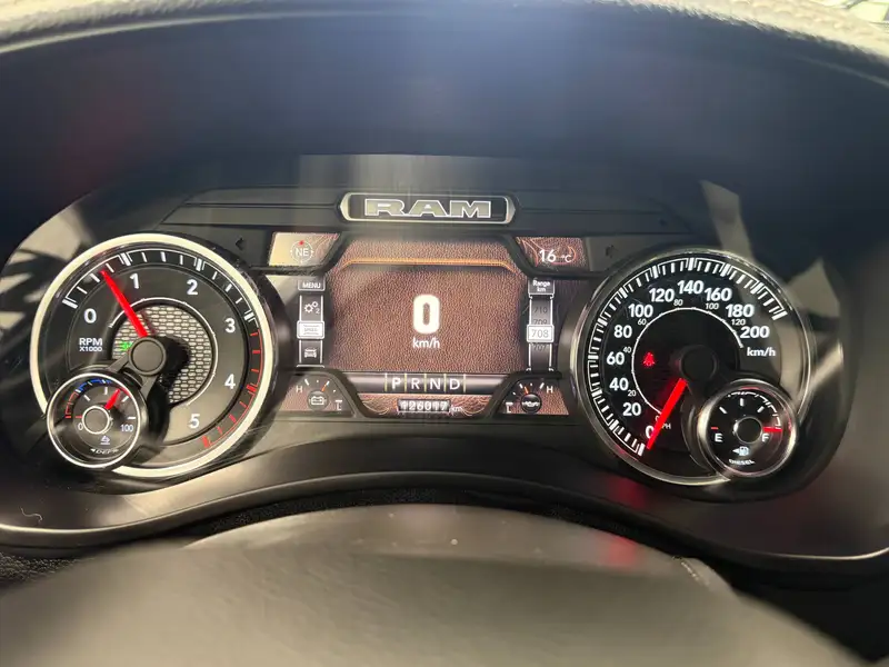2022 RAM 2500, šedá, 126 015 km, dovoz Kanada — foto 9 z 12
