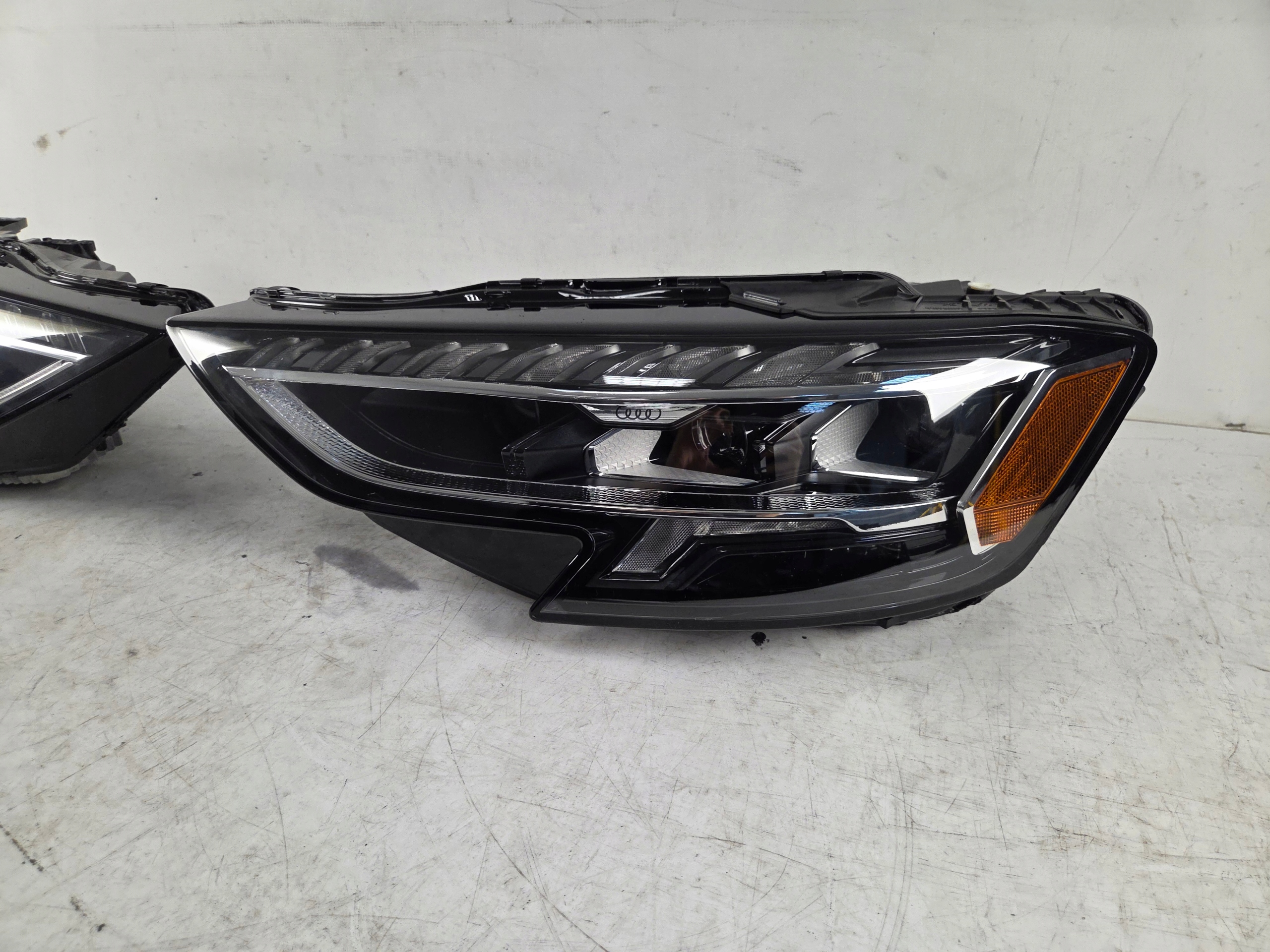 Světlomet — Audi S8, Skladem v EU — foto 3 z 11