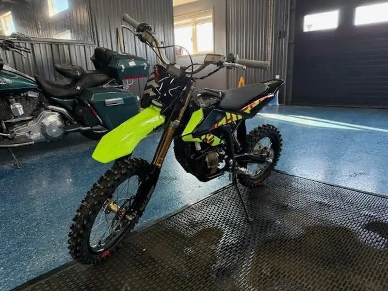 2026 Surron Hyper Bee, dovoz Kanada — foto 6 z 12