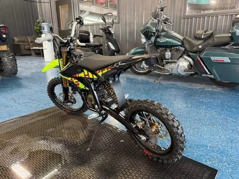 2026 Surron Hyper Bee, dovoz Kanada — foto 8 z 12
