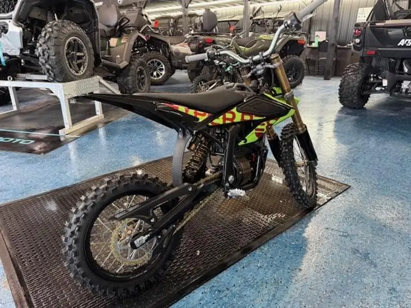 2026 Surron Hyper Bee, dovoz Kanada — foto 9 z 12