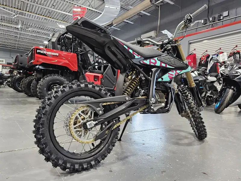 2026 Surron Hyper Bee, dovoz Kanada — foto 4 z 8