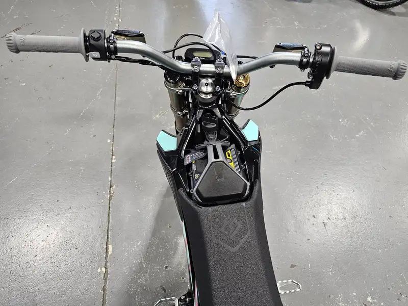 2026 Surron Hyper Bee, dovoz Kanada — foto 8 z 8