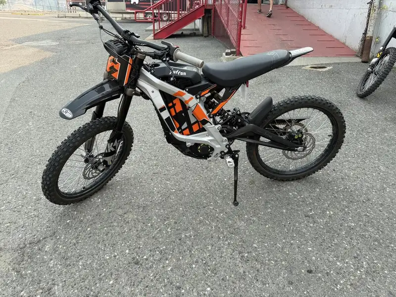 2022 Surron Light Bee X, 1 100 km, dovoz Kanada — foto 2 z 2