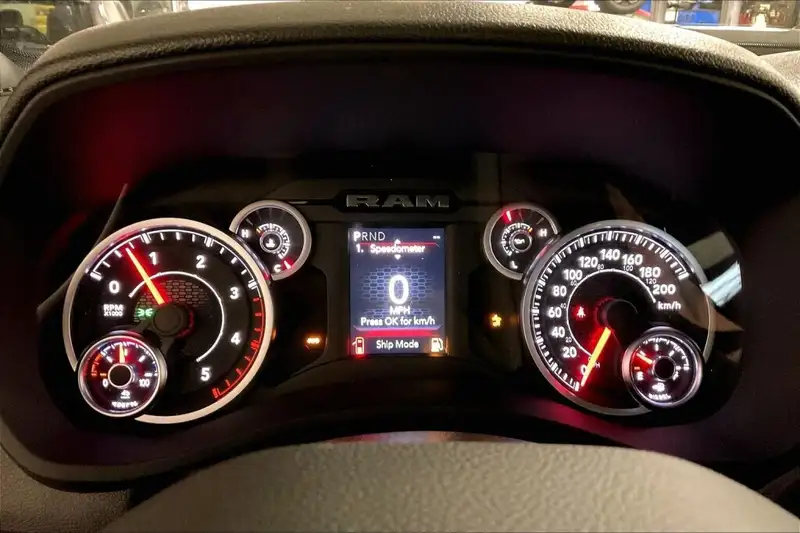 2026 RAM 2500 Black Express, šedá, 0 km, dovoz Kanada — foto 12 z 12