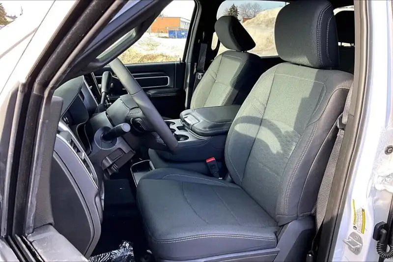 2026 RAM 2500 Big Horn, bílá, 0 km, dovoz Kanada — foto 9 z 12