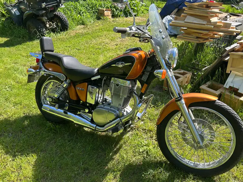 2016 Suzuki Boulevard, oranžová, 4 600 km, dovoz Kanada — foto 2 z 3