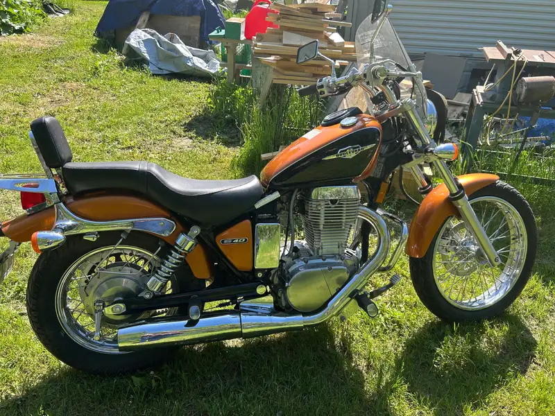 2016 Suzuki Boulevard, oranžová, 4 600 km, dovoz Kanada — foto 3 z 3